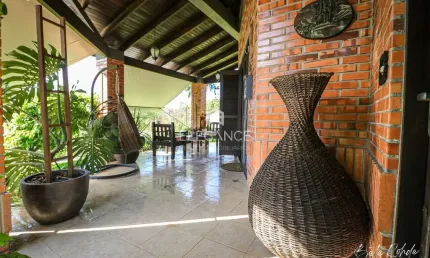 Elegance Imóveis vende maravilhosa residência com 296,86m², construída em centro de terreno com 925,45m2 próxima à UFRGS e PUC