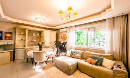 Apartamento para comprar de 3 dormitórios transformados em 2 suítes e closet com 1 uma vaga garagem. Rio Branco Porto Alegre. Elegance Imóveis