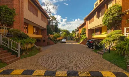 Casa em condomínio fechado com 4 quartos à venda na Avenida Luiz Manoel Gonzaga, 915, Três Figueiras, Porto Alegre por R$ 2.900.000