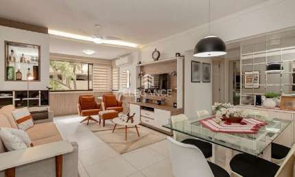 Apartamento 79m2,  2 dormitórios, 1suíte, 2 vagas de garagem, excelente localização em Petrópolis, Porto Alegre. Elegance Imóveis vende.
