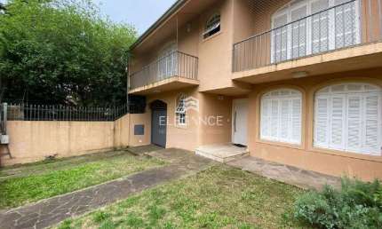 Casa para comprar com 266 m2 privativos, 4 dormitórios 2 suítes, 4 vagas cobertas garagem, pátio. Chácara das Pedras Porto Alegre. Elegance Imóveis.