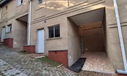 Casa para locação em são paulo-sp, bairro carrão: 2 quartos, 2 suítes, 1 sala, 3 banheiros, 1 vaga de garagem, 65m² de área.