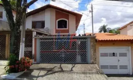 REF 16.077 - Lindo sobrado na  Vila Irmãos Arnoni,  105 m² a.u, amplo com 2 quartos, sala, cozinha edícula, churrasqueira, banheiros, 2 vagas.