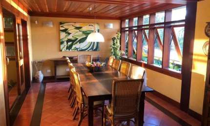 Bela casa em Ubatuba, 500m² a.u., 4 quartos (1 suíte), salas, varanda, cozinha, piscina, churrasqueira, vista p/ o mar e 2 vagas. REF 16.713 -