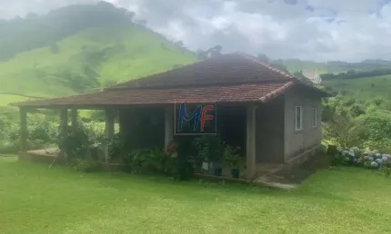 REF 16.761- Linda chácara na região de Piranguçu, com  150m² de a.u, 17000 m² terreno, 3 dorms, área de lazer com piscina e churrasqueira.