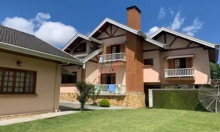 REF 17.012 - Bela casa em Campos do Jordão, 600m² a.u., 4 quartos (4 suítes), salas estar e jantar, bar, cozinha, lavanderia, 4 vagas, lazer.