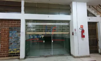 Excelente loja nos Campos Elíseos, 42m² a.u., com banheiro, porta de vidro e portaria, próxima ao Metrô República (REF 17.202)
