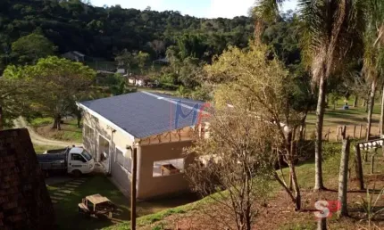 Excelente chácara em Biritiba-Mirim/SP, 13.000 m² a.u., 22.500 m² a.t., 2 quartos, sala, cozinha, churrasqueira, piscina, 50 vagas (REF 17.372)