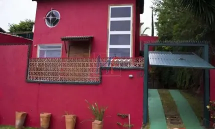 REF 6446 Lindo  Loft estiloso  em condomínio fechado  com muita vegetação ao redor e 3 suites , lazer com piscina e duas vagas de garagem.