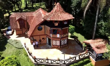 Excelente sítio em Campos do Jordão/SP, 100.000 m², com casa sede, restaurante, lagos, estacionamento, ideal para pousadas e pesqueiros (REF 17.018)