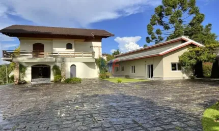 Excelente terreno em Campos do Jordão/SP, 18.000 m² a.t, 900 m² a.c., com 4 casas, bosque e lago. Prox. Baden Baden (a 3km) (REF 17.989)