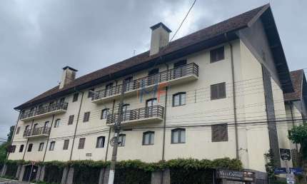 Excelente apto em Campos do Jordão, 122m² a.u., 2 quartos (1 suíte), salas estar/jantar, lareira, cozinha, dep. empregada, 1 vaga (REF 18.078)