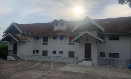 Excelente apto em Campos do Jordão/SP, 106 m² a.u., 3 quartos (1 suíte), cozinha, salas estar/jantar, lareira, varanda, 1 vaga (REF 18.081)