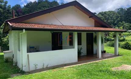 Excelente sítio em Campos do Jordão, 500m² a.c., 110.000m² a.t., 8 quartos (5 suítes), piscina, quadra de tênis, horta, pomar (REF 18.085)