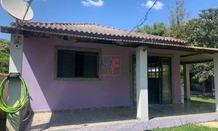 Excelente chácara no Bairro dos Borges, em Piranguçu - MG, com 200 m² a.c., 900 m² a.t., área gourmet, piscina, pomar (REF 18.348)