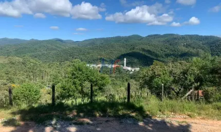 Excelente terreno no Pq. da Água Santa, Campos do Jordão, 1.150 m² de área, leve declive, frente ampla, pronto para construir (REF 18.392)