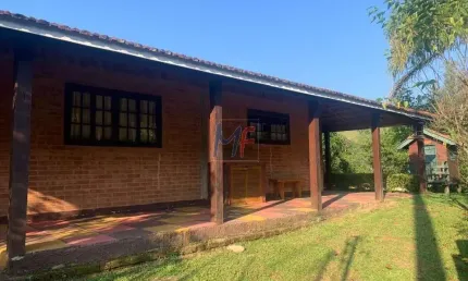 Excelente chácara em Piranguçu/MG, 100 m² a.c., 2 dormitórios, varanda, salas estar/jantar, cozinha caipira, pomar, cachoeira (REF 18.749)