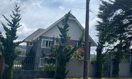 Excelente casa na Vila Matilde , Campos Jordão , 370 m² a.c., 800 m² terreno, 3 quartos (3 suítes), academia, salão de festas, spa (REF 18.758)