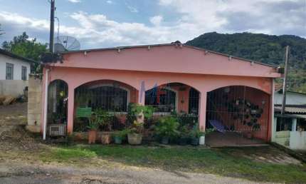 Excelente chácara no Centro de Miracatu/SP, com 400m² a.u., 3 dormitórios (1 suíte), sala, cozinha, lavanderia, quintal, 2 vagas (REF 18.760)
