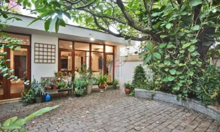 Excelente casa comercial no itaim bibi, com 300m² de área útil e 4 vagas. prox. av. nove de julho. zoneamento zc. testada 10 m. ref 18.882