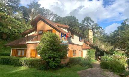 Excelente casa em Descansopolis, Campos do Jordão/SP, com 600 m² a.c., 32.000 m² terreno , 4 dormitórios (4 suítes), jacuzzi, piscina, casa caseiro,  (REF 19.524)
