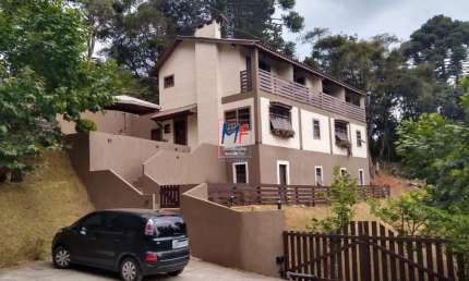 Excelente casa no Jd. das Pérolas, próximo Centro Capivari ,  Campos do Jordão , 304 m² a.c., 1000 m²terreno, 6 dormitórios (4 suítes), garagem para 6 carros .  (REF 19.530)