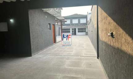 Excelente casa em São Vicente/SP, 180m² a.u., 3 dormitórios (1 suíte), sala, cozinha, despensa, lavabo, lavanderia, quintal, churrasqueira, 6 vagas (REF 19.950)