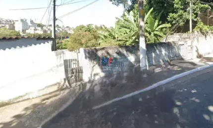 Excelente terreno com 591 m2  e 140 m2 a.c., testada de 10 m, ZEU , na Chácara Inglesa, composto por 5 casas e 4 vagas. Prox. Parque Jardim Felicidade (REF 19.822)