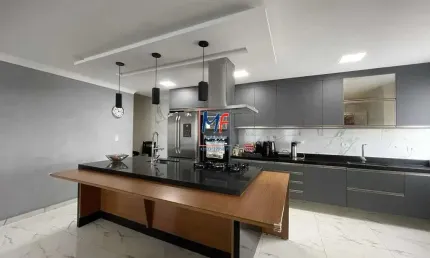 Excelente Casa (Sobrado) localizada em Santo André (ABC), com 187  m²  área construída, 3 dorm(s), (sendo 3 suíte(s) com sacada, 4 vagas de garagem. REF: 19.708