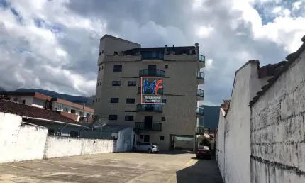 Excelente apto em Ubatuba/SP, com 3 dormitórios (2 suítes), sala grande, cozinha espaçosa, sacada, 2 vagas, lazer. Prox. Praia de Maranduba (REF 19.947)