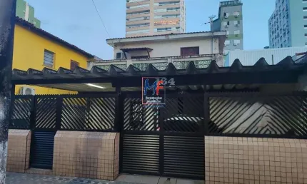 Excelente casa em São Vicente/SP, 350m² a.u., 4 quartos (1 suíte), sala com 2 ambientes, cozinha, despensa, lavabo, varanda, área de serviço, quintal, 3 vagas (REF 19.949)