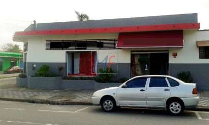 Terreno de  275  A.C.,  2 apartamentos sendo 1 com suite, salão comercial  esquina com laje 125 m2, 4 portas . Aceita permutas REF: 10.079