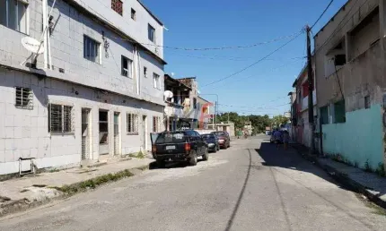 REF: 11.628 Ótimo prédio   220 m² de terreno e A.C., com casa geminada no piso inferior e aptos no piso superior, em Vila Matias- São Vicente.