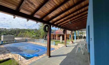 Casa em cond. fechado em Santa Isabel (interior de SP), 550m² a.u., 6 quartos (4 suítes), sala, cozinha, varanda, piscina, 4 vagas. REF: 16.907