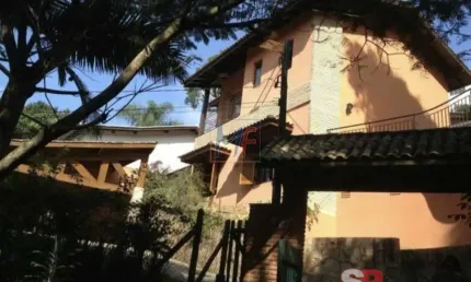 REF 16.870 - Belo sobrado em cond. fechado na Granja Viana II, 5 dormitórios (2 suítes), sala, cozinha, lavanderia, varanda, edícula e 5 vagas.
