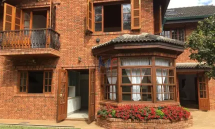 REF 16.282 Linda casa em  condomínio fechado  , 568 m²  a.u. , Mairiporã ,4 suítes, sala 3 ambientes, lareira, piscina, área gourmet e 3 vagas.
