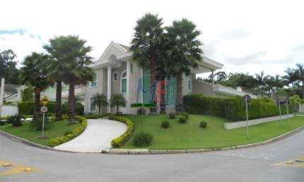 REF 9.553 - Lindíssima Casa no Condomínio Fechado - Residencial Tamboré 1 , com  4 dorms, ( 4 suítes), 6 vagas, 600 m a.c. Terreno 1.300 m2