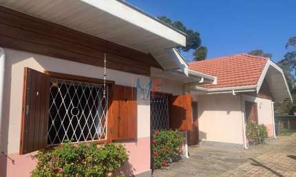 Excelente casa em cond. fechado em Campos do Jordão, 250m² a.c., 2250m² a.t., 5 quartos (5 suítes), sala, cozinha, 3 vagas (REF 17.371)