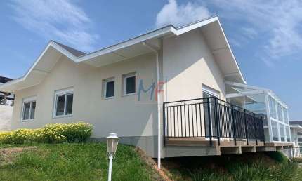 Excelente casa em condomínio em Campos Jordão, 138m² a.c., 400 m² terreno, 3 quartos (3 suítes), sala, lareira, cozinha, varanda (REF 18.080)