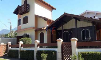 REF 17.023 - Linda Casa de madeira e alvenaria Caraguatatuba (cond. fechado), com 250m² a.u., 4 quartos (3 suítes), prox. Praia da Mococa.