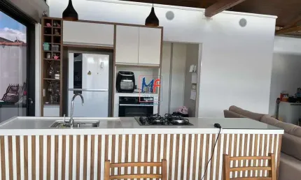Excelente casa em cond. fechado em cotia/sp, com 105m² a.u., 3 dormitórios (2 suítes), sala, cozinha, escritório, lavanderia, piscina aquecida, 3 vagas (ref 20.235)