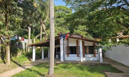 Excelente casa em condomínio em Cotia/SP, 240m² a.u., 3 dormitórios (1 suíte), sala, lareira, cozinha, copa, área de churrasco, quarto de ferramentas, 3 vagas (REF 20.237)