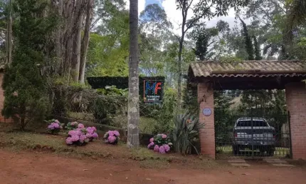 Excelente Casa em Condomínio localizado em Ibiúna, com 200 m²  a.c.,  7.000 m2 área total , 3 dorms., (sendo 1 suíte),  segurança 24h, lazer, lagos, arvores. REF: 20.251