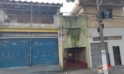 Excelente terreno na Vila Mira,  640m² a.u., com  5 casas, 2 salões, 3 vagas.  Prox. Av. José E. Magalhães (REF 19.835)