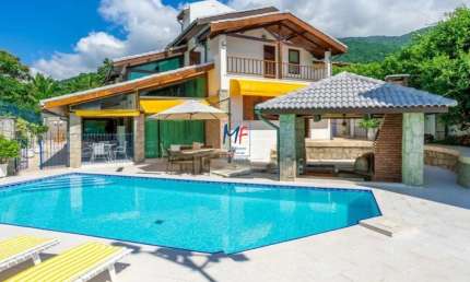 Excelente casa em Ilhabela, com 700 m² a.c., 1.107 m² a.t., 6 suítes, piscina, quadra, sauna, 4 vagas. Prox. Praia da Feiticeira (REF 20.636)