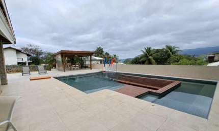 Excelente casa em Ilhabela/SP, com 330 m² a.c., 1.390 m² a.t., 4 suítes, piscina, quadra de beach tennis, 4 vagas (REF 20.642)