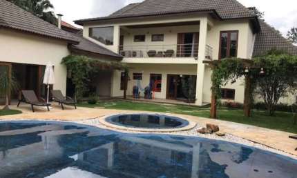 Linda casa em cond. fechado em Barueri (Aldeia da Serra), 927m² a.u., 614m² terreno, 4 suítes, 4 vagas e lazer. REF 17.024