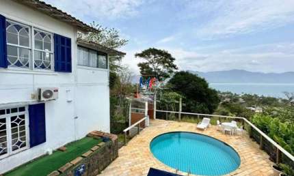 Excelente casa região central de Ilhabela SP,  320 m² a.c., 1.470 m² a.t., 6 suítes, lareira, piscina, vista para o mar (REF 20.619)