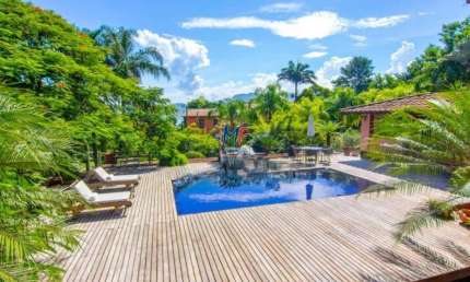 Excelente casa na Praia do Engenho D´Água, em Ilhabela/SP,  540m² a.c., 5 suítes, sala 3 ambientes, varanda, jardim e piscina (REF 20.602)