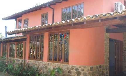Excelente casa em cond. fechado no Centro de Ilhabela, 256 m² a.c., 450 m² a.t., 4 dormitórios (3 suítes), 2 vagas (REF 20.674)